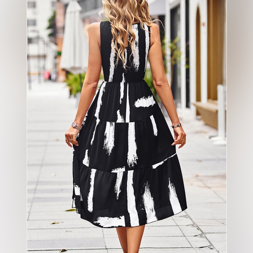 Elegant Black and White Women's Dress - Picture 3 of 4